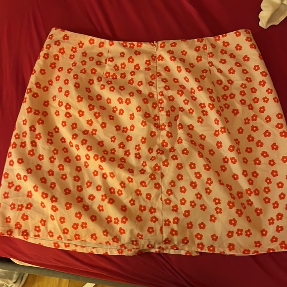 This is a shein flower skirt. Short. Looks very cute with a white top or red top - Picture 2 of 3